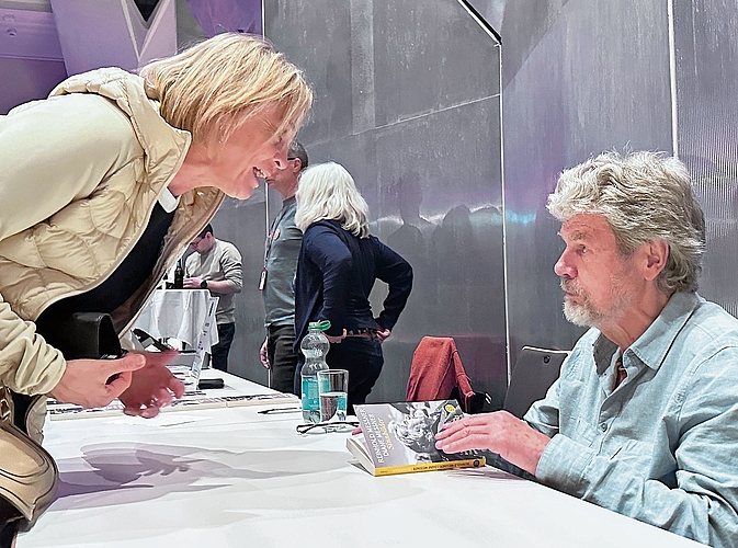 Der 81-jährige Südtiroler Abenteurer signierte Bücher und nahm sich Zeit für einen kurzen Schwatz mit den Besuchern.Bild: RAN Der 81-jährige Südtiroler Abenteurer signierte Bücher und nahm sich Zeit für einen kurzen Schwatz mit den Besuchern.Bild: RAN