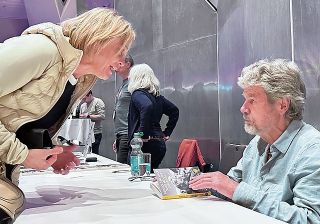Der 81-jährige Südtiroler Abenteurer signierte Bücher und nahm sich Zeit für einen kurzen Schwatz mit den Besuchern.Bild: RAN