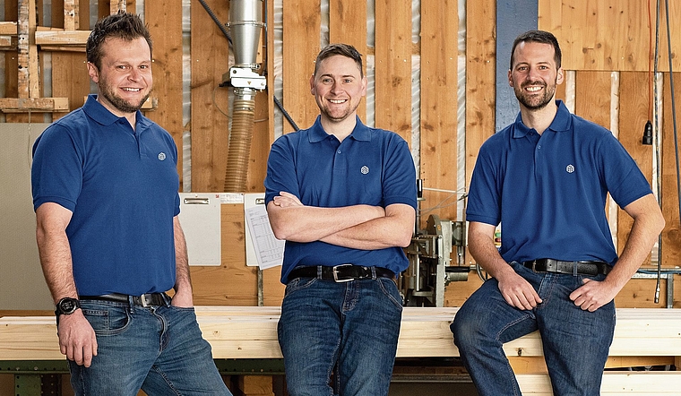 Die neue Führung von Brechbühl Holzbau (von links): Simon Kaspar, David Brechbühl und Marcel Schaffner übernehmen die Verantwortung für den traditionsreichen Familienbetrieb. 