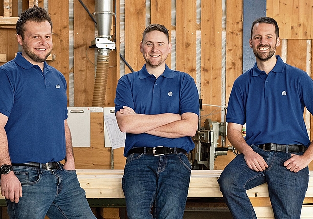 Die neue Führung von Brechbühl Holzbau (von links): Simon Kaspar, David Brechbühl und Marcel Schaffner übernehmen die Verantwortung für den traditionsreichen Familienbetrieb. 