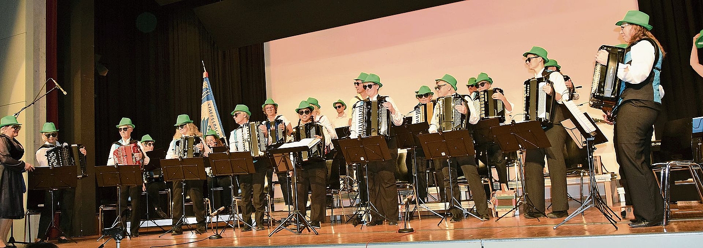 «Cordula Grün»: Dazu gehörten natürlich die grünen Hüte. Dies war auch gleich das Abschiedsbild für die Dirigentin Susanne Bucher. Bilder: Frieda Steffen