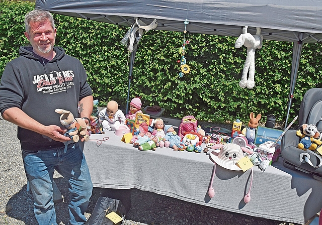 Sandro Boll verkaufte die Puppen und Spielsachen seiner Töchter. Bilder: Alfred Weigel/AWE