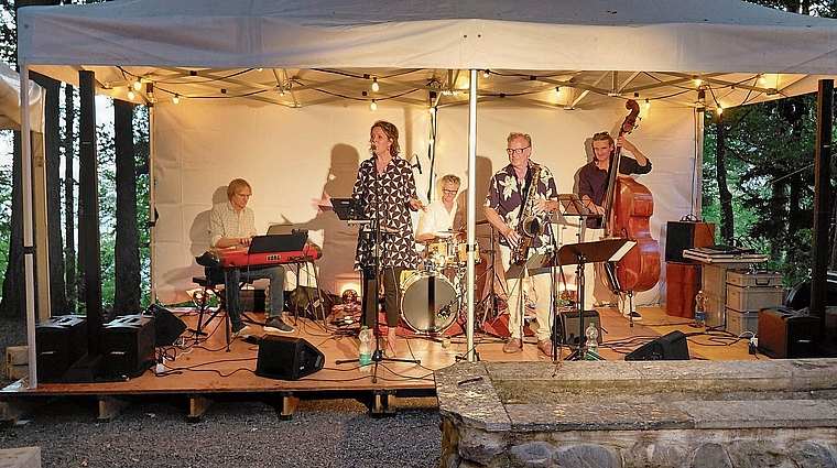 Auf der Bühne stürmte die Band, drumherum tobte der Sturm.Bild: Roland Marti