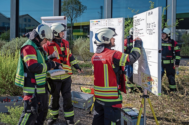 Die Rettungskräfte versuchen, sich rasch einen Überblick zu verschaffen.
