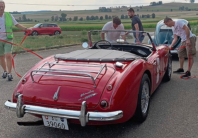 Rund 40 Oldtimer nahmen an der Ausfahrt teil.Bild: zvg