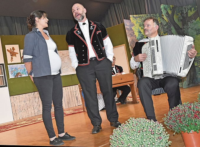 In Akkordeonbegleitung von Ernst Lässer sangen Petra Schenker-Zihlmann und Matthias Uehlinger «Luschtig vo Huus». In Akkordeonbegleitung von Ernst Lässer sangen Petra Schenker-Zihlmann und Matthias Uehlinger «Luschtig vo Huus».