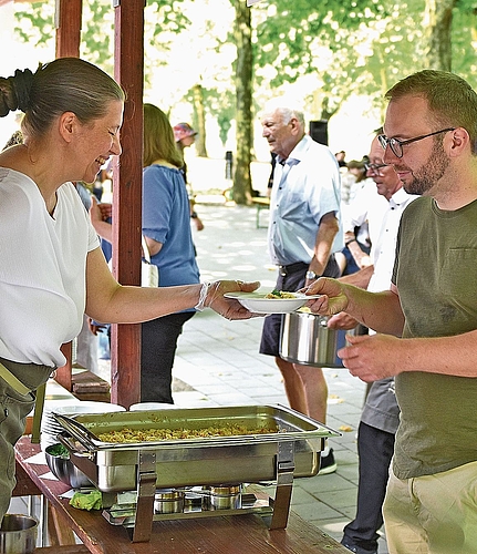 Das von der Stadt Aarau spendierte Gemüse-Risotto von Lotti und Kurt Dober von der Querbeet GmbH erfreute sich an der Bundesfeier grosser Beliebtheit.
