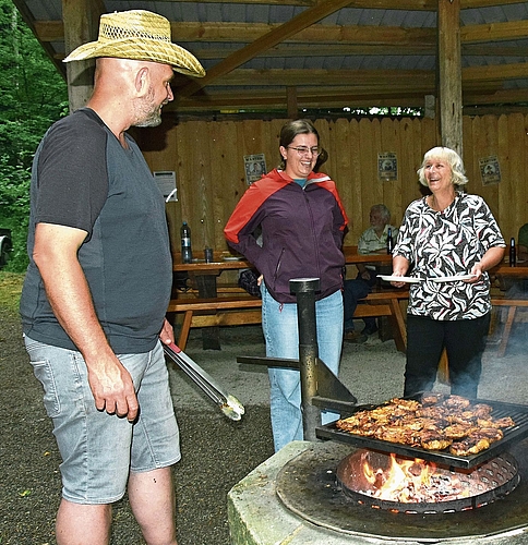Von Meisterhand gegrillt: André Windisch bereitete das Fleisch zu, das Samira Kuchling und die Gemeinderätin Beatrice Neeser (von links) anschliessend servieren.