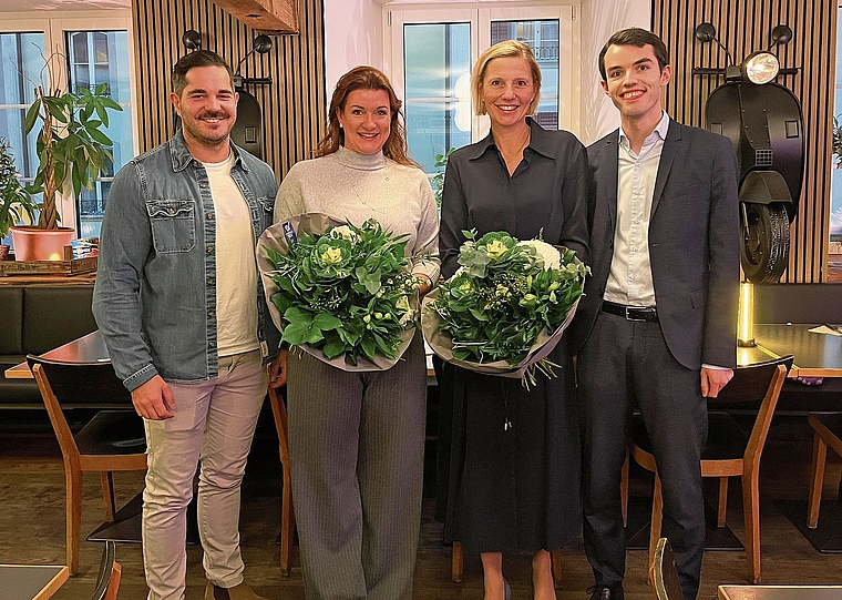 Freuen sich über den Wahlerfolg der FDP Aarau (von links): Luca Rüegg, Co-Präsident FDP Aarau, die neue Stadträtin Nina Suma, die neue Vizestadtpräsidentin Suzanne Marclay-Merz und Benjamin Böhler, Co-Präsident FDP Aarau. Bild: ZVG
