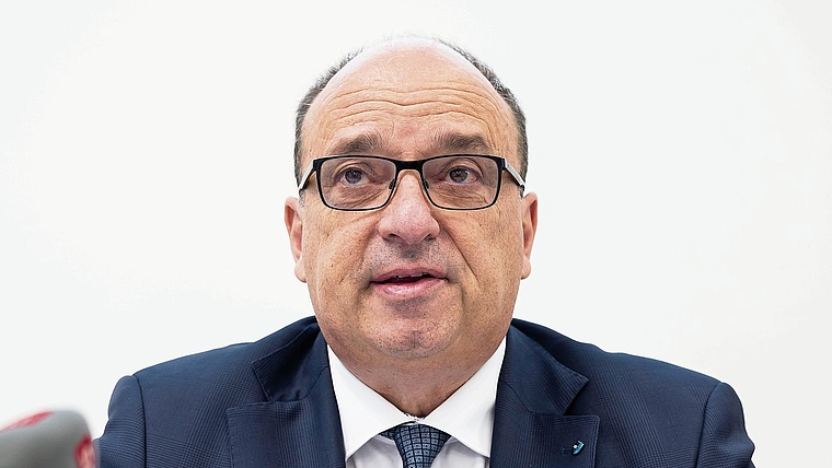 Der Aargauer Finanzdirektor Markus Dieth präsentiert die Jahresrechnung 2025 des Kantons mit einem deutlichen Überschuss.Bild: Archiv/AWA