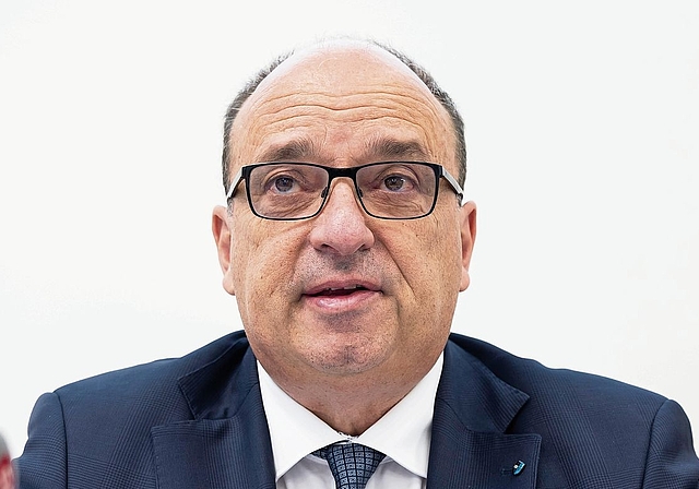 Der Aargauer Finanzdirektor Markus Dieth präsentiert die Jahresrechnung 2025 des Kantons mit einem deutlichen Überschuss.Bild: Archiv/AWA