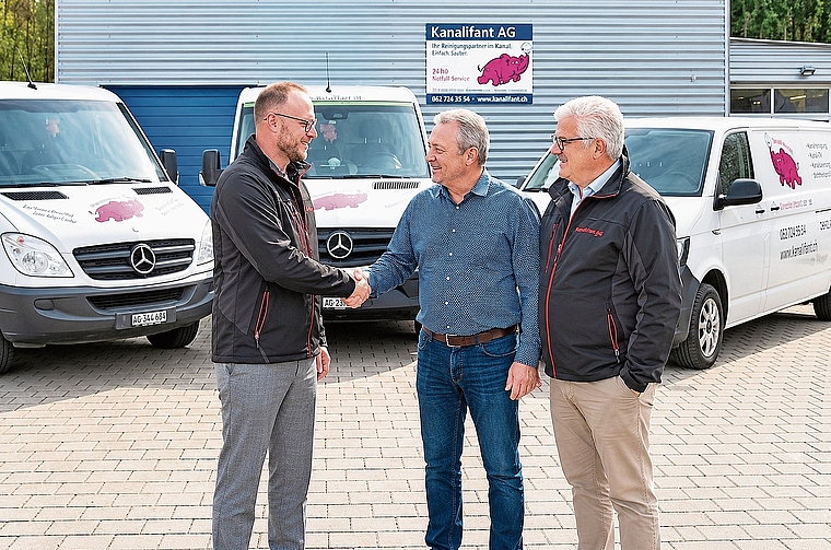 Mit der Geschäftsübergabe besiegeln (von links) Raphael Hunziker, Geschäftsführer Kanalservice Voegtlin-Meyer AG, Kanalifant-Inhaber Peter Huwiler und Martin Gautschi, Inhaber der Voegtlin-Meyer AG, die Übernahme von Kanalifant. Bild: Marcel Sut