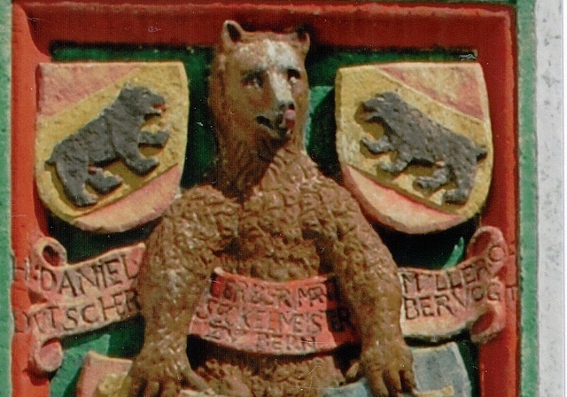 Das schmucke Relief beim Eingang zum Schlosshof liess Bern 1627 anbringen. Bilder: ZVG