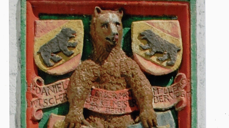 Das schmucke Relief beim Eingang zum Schlosshof liess Bern 1627 anbringen. Bilder: ZVG
