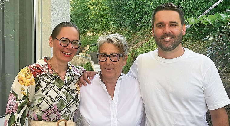 Manuela Schmid und Peter Schneider, die beiden Besitzer des «Schützen», schätzen Art und Arbeit von Heidi Bolliger.Bild: Achim Günter