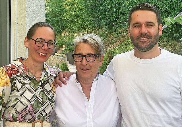 Manuela Schmid und Peter Schneider, die beiden Besitzer des «Schützen», schätzen Art und Arbeit von Heidi Bolliger.Bild: Achim Günter
