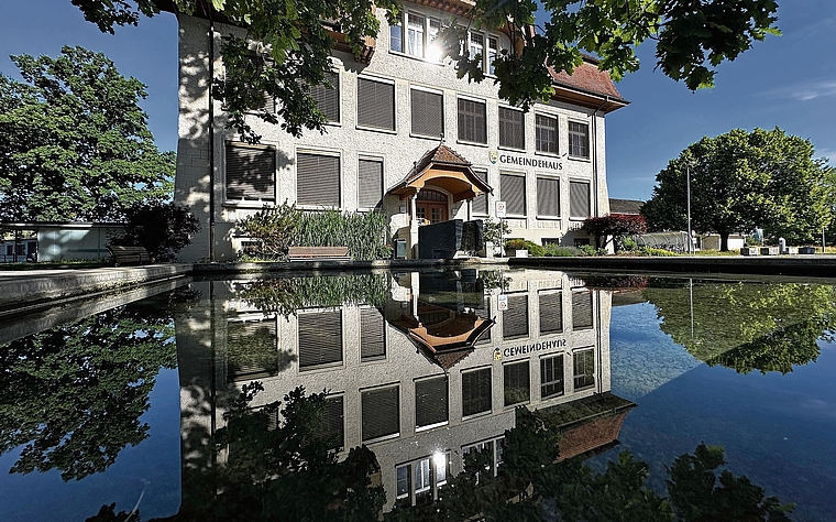 Das Gemeindehaus Unterentfelden im Spiegelbild: Nach dem Nein zur Fusion mit Aarau steht erneut die Frage im Raum, wie die Zukunft der Gemeinde aussehen soll. Der Gemeinderat will eine Fusion mit Oberentfelden vorerst nicht von sich aus prüfen.Bild:
