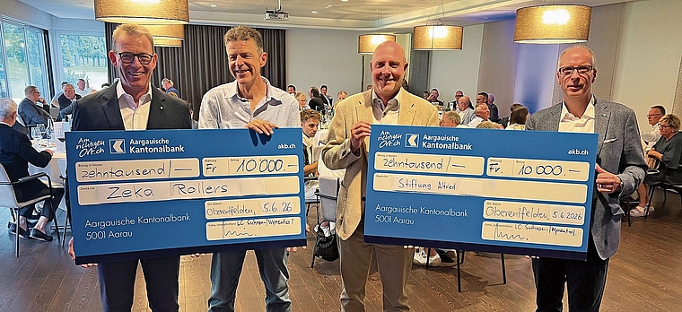Doppelte Checkübergabe im Pavillon des Golfrestaurants (von links): Rolf Buchser (Präsident Lions Club Suhren-/Wynental), Michel Joye (Zeka Rollers), Jürg Amrein (Stiftung Altried) und Dieter Lämmli (Turnier-OK).Bild: kf