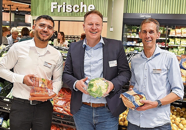 Freuen sich gemeinsam über den neuen Migros in Erlinsbach (von links): Omar Osso (Stv. Marktleiter), Andreas Fritschi, Regionaler Vertriebsleiter Aargau West, und Michael Huber (Marktleiter). Bilder: RAN