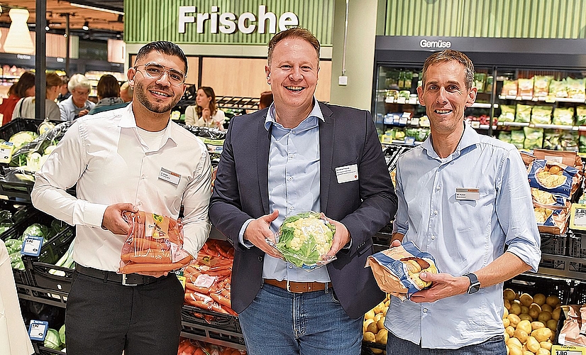 Freuen sich gemeinsam über den neuen Migros in Erlinsbach (von links): Omar Osso (Stv. Marktleiter), Andreas Fritschi, Regionaler Vertriebsleiter Aargau West, und Michael Huber (Marktleiter). Bilder: RAN Freuen sich gemeinsam über den neuen Migros in Erlinsbach (von links): Omar Osso (Stv. Marktleiter), Andreas Fritschi, Regionaler Vertriebsleiter Aargau West, und Michael Huber (Marktleiter). Bilder: RAN