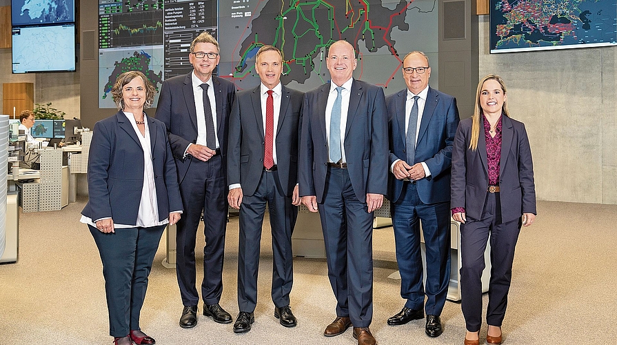 Regierungsratsfoto 2026 am Hauptsitz der nationalen Netzgesellschaft Swissgrid (von links): Staatsschreiberin Joana Filippi, Regierungsrat Dieter Egli, Landstatthalter Jean-Pierre Gallati, Landammann Stephan Attiger, Regierungsrat Markus Dieth und Regierungsrätin Martina Bircher.Bild: Joy Stöckli, Kovats Optik AG Baden