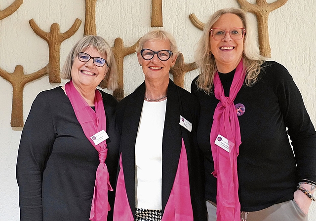 Die neuen Co-Präsidentinnen Evelyne Wernli (links) und Sandra Blasucci (rechts) mit der abtretenden Präsidentin Pia Viel.Bild: zvg