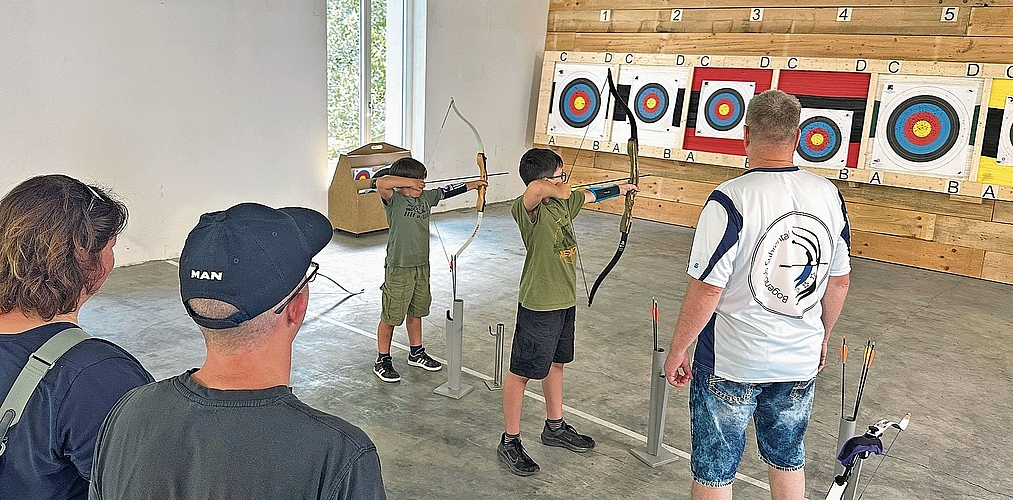 Unter fachkundiger Anleitung erhielten Interessierte Einblick in die neue Anlage in Uerkheim und den Bogenschiesssport. Bilder: RAN Unter fachkundiger Anleitung erhielten Interessierte Einblick in die neue Anlage in Uerkheim und den Bogenschiesssport. Bilder: RAN