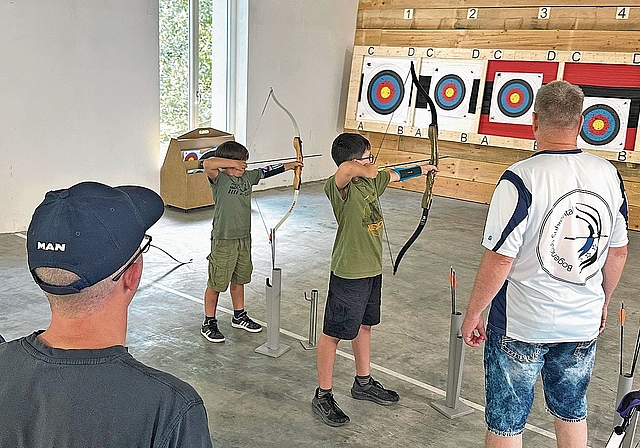 Unter fachkundiger Anleitung erhielten Interessierte Einblick in die neue Anlage in Uerkheim und den Bogenschiesssport. Bilder: RAN