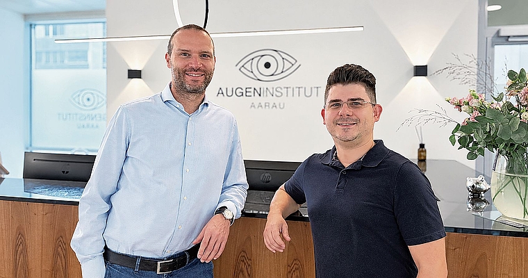 Augenarzt und Augenchirurg Dr. Peter Raak (links) begrüsst mit Dr. Laurentiu-Stephan Valcu einen neuen Arzt in seinem Team.Bild: ZVG