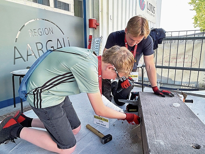 Levin darf an einer Betonplatte Elemente des Elektrotechnik-Handwerks üben. Levin darf an einer Betonplatte Elemente des Elektrotechnik-Handwerks üben.