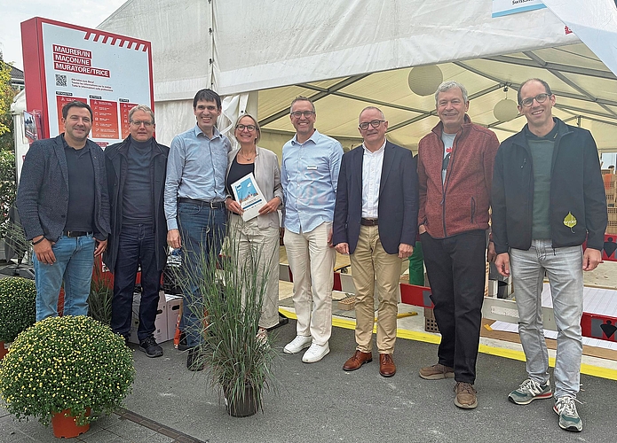 Der MAG-Vereins-Vorstand zusammen mit Organisator Mike Zettel (KeinDing GmbH), Stadtpräsident Hanspeter Hilfiker und Timo Gisi vom Baumeister Verband Aargau. Der MAG-Vereins-Vorstand zusammen mit Organisator Mike Zettel (KeinDing GmbH), Stadtpräsident Hanspeter Hilfiker und Timo Gisi vom Baumeister Verband Aargau.