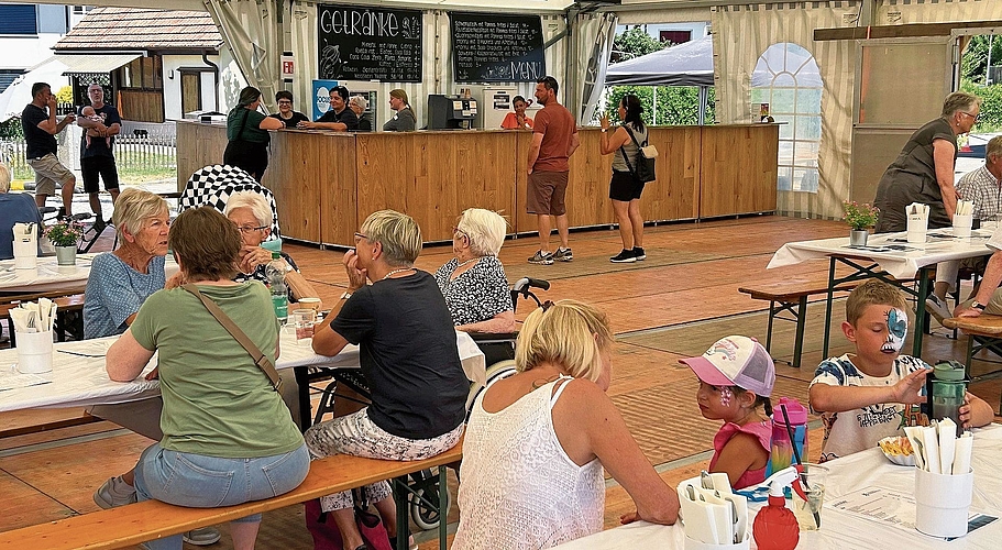 Nach dem Rundgang kehrten die meisten Besuchenden im grossen Festzelt ein.