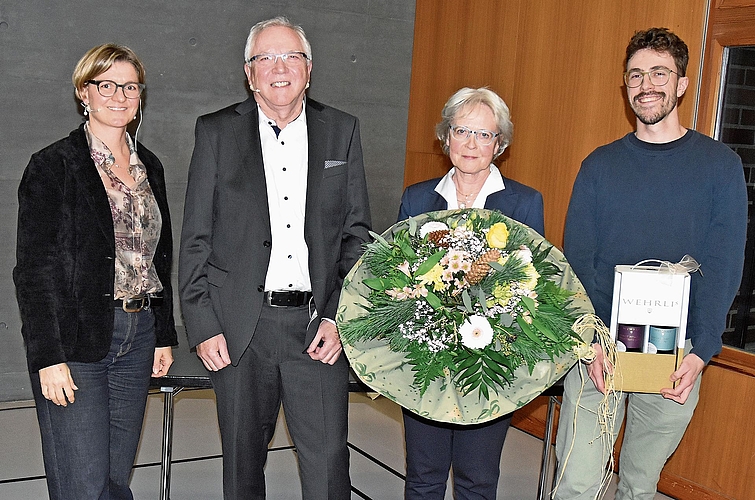 16 Jahre im Gemeinderat: Gemeindepräsidentin Irene Bärtschi (links)  würdigte Markus Goldenberger, daneben Frau Marianne und Sohn Tobias Goldenberger. Bild: AWE