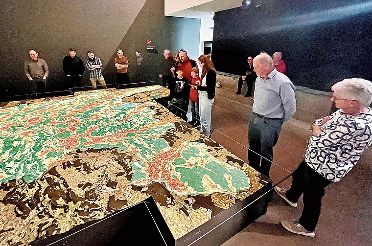 Einwohnerinnen und Einwohner aus Wiliberg nahmen an der Führung durch die Ausstellung «Cool down Aargau» im Naturama Aarau teil und informierten sich über Massnahmen zur Klimaanpassung.Bild: ZVG