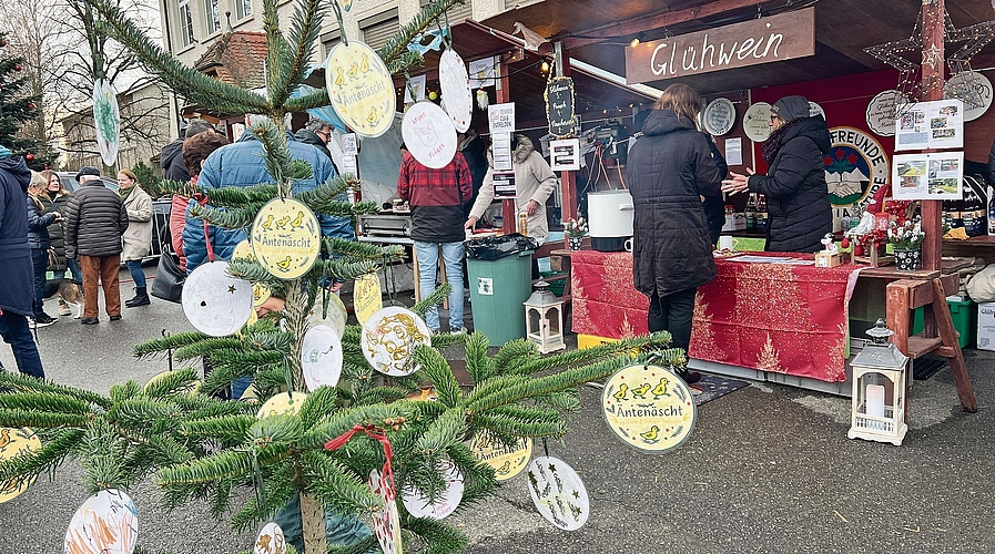 An über 20 Stände konnte am Weihnachtsmarkt vor dem Gemeindehaus Unterentfelden eingekauft werden. 