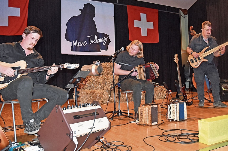 Marc Tschanz in Begleitung von Sandro Jordan, E-Gitarre und Alfred Mosimann mit der 5-saitigen Bass-Gitarre beherrscht das Schwyzerörgeli wie kein anderer.  Bild: awe
