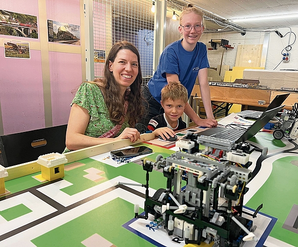 Elina Suter (hinten) vom Robotikverein Aarau hilft einer Besucherfamilie beim Bau eines Lego-Roboters. Elina Suter (hinten) vom Robotikverein Aarau hilft einer Besucherfamilie beim Bau eines Lego-Roboters.