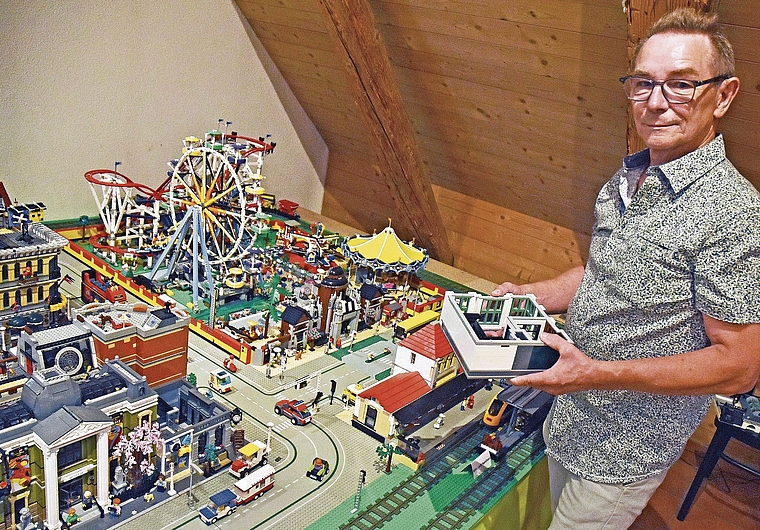 Der «Vater» der Lego-Ausstellung im Dorfmuseum Buchs: Urs Hunziker zeigt, dass die Gebäude auch über ein Innenleben verfügen.Bilder: Alfred Weigel