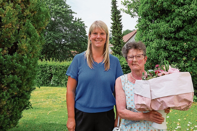 Sibylle Müller (links), die Präsidentin der Kirchenpflege, ist Sonja Neeser zu grossem Dank verpflichtet.Bild: zvg