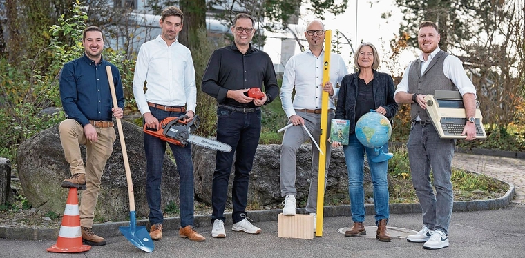 Das kreative Gruppenfoto zeigt die Vielfalt der Aufgaben des Gemeinderats (von links): Simon Hauri,  Jonas Steiger, Gemeindeammann Francisco Baños, Vizeammann Lorenz Uebelhard,  Jeannine Graber und Gemeindeschreiber Peter Neukomm. Bild: ZVG