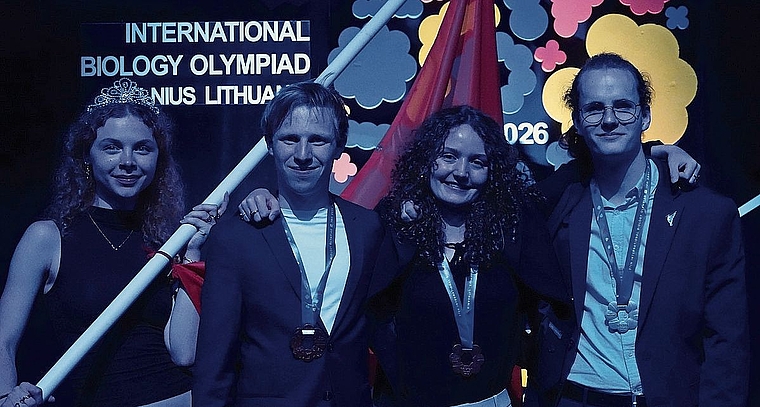 Zuzanna Scislowicz, Lukas Müller, Alea Ducret und Benjamin Meyer (von links) vertraten die Schweiz in Litauen.Bild: Schweizer Biologie-Olympiade