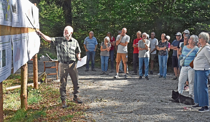Dominik Graber stellt den aktuellen Betriebsplan der Forstverwaltung Suhr-Buchs mit Umstellung auf die Dauerwaldbewirtschaftung vor.Bild: Alfred Weigel Dominik Graber stellt den aktuellen Betriebsplan der Forstverwaltung Suhr-Buchs mit Umstellung auf die Dauerwaldbewirtschaftung vor.Bild: Alfred Weigel