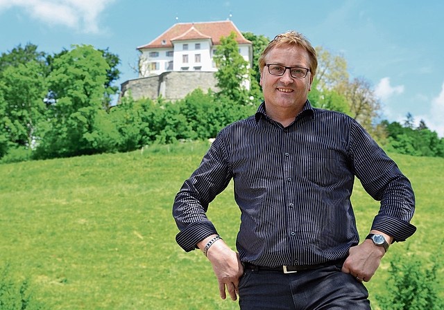 Martin Goldenberger prägt die Gemeinde Schlossrued schon seit drei Jahrzehnten, hier im Jahr 2016 am Fusse des Schloss Rued.Bild: farbenspiele.ch