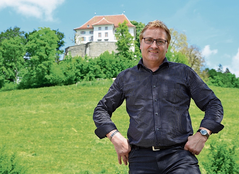 Martin Goldenberger prägt die Gemeinde Schlossrued schon seit drei Jahrzehnten, hier im Jahr 2016 am Fusse des Schloss Rued.Bild: farbenspiele.ch