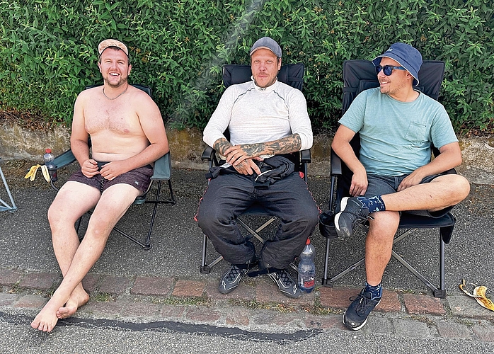 Auf den Mindset kommt es an: Während die Fahrer des Rennclubs Untertoggenburg im Schatten auf den nächsten Einsatz warten, geht jeder anders mit der Rekordhitze um. Auf den Mindset kommt es an: Während die Fahrer des Rennclubs Untertoggenburg im Schatten auf den nächsten Einsatz warten, geht jeder anders mit der Rekordhitze um.