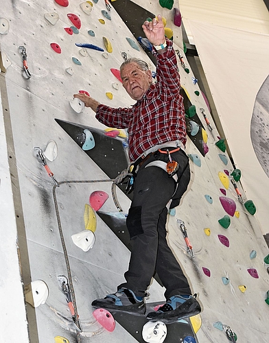 Paul Hunziker an der Kletterwand: Mit sicherem Tritt und erhobener Hand grüsst der 91-Jährige aus luftiger Höhe – ans Aufhören denkt der Kölliker noch lange nicht. Bild: RAN