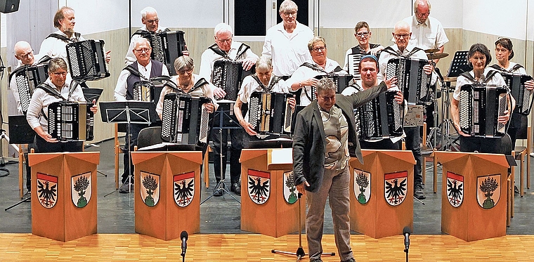 Die Handharmonikaformationen aus Buchs und Aarau begeisterten das Publikum im Gemeindesaal Buchs. Im Bild der Handharmonika Klub Aarau.Bilder: ZVG