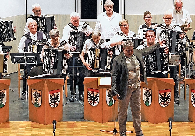 Die Handharmonikaformationen aus Buchs und Aarau begeisterten das Publikum im Gemeindesaal Buchs. Im Bild der Handharmonika Klub Aarau.Bilder: ZVG