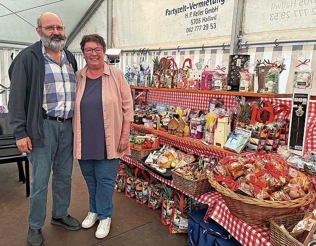 Die Morgenthalers leiteten die Tombola. Die Morgenthalers leiteten die Tombola.