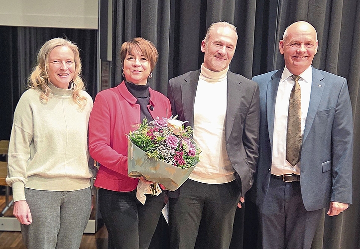 Gemeinderätin Beatrice Tschanz (links) und Gemeindeammann Daniel Zünd (rechts), verabschieden auch Monika und Roger Hänggi, der vier Jahre im Amt war. Bilder: ZVG